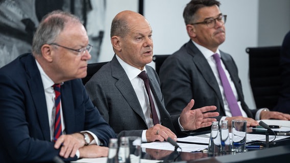 Stephan Weil, Olaf Scholz und Boris Rhein geben eine Pressekonferenz. ©  Hannes P. Albert/dpa 