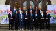 Die Ministerpräsidentinnen und Ministerpräsidenten der Bundesländer stehen zum Auftakt ihrer Jahreskonferenz in Leipzig für ein Gruppenfoto zusammen. © picture alliance/dpa Foto: Hendrik Schmidt