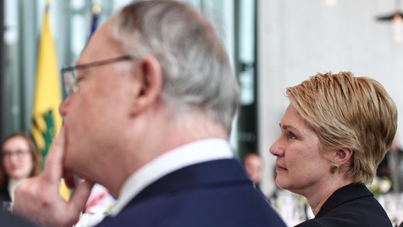 Stephan Weil (SPD, l), Ministerpräsident von Niedersachsen, und Manuela Schwesig (SPD), Ministerpräsidentin von Mecklenburg-Vorpommern, hören vor Beginn des Mittagessens einer Rede zu. Am Rande der Ministerpräsidentenkonferenz trafen sich der israelische Botschafter Prosor und die Regierungschefinnen und Regierungschefs der Länder zum Mittagessen in der James-Simon-Galerie. Anlass ist das 60-jährige Jubiläum der Aufnahme diplomatischer Beziehungen zwischen der Bundesrepublik und Israel. © Hannes P. Albert/dpa Foto: Hannes P. Albert/dpa