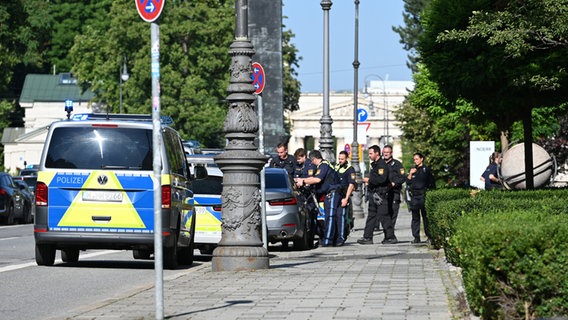 Polizisten sind in der Münchner Innenstadt in der Nähe des NS-Dokumentationszentrums und des Israelischen Generalkonsulats im Einsatz. © dpa-Bildfunk Foto: Felix Hörhager/