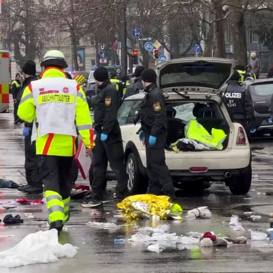 Rettungskräfte stehen am Einsatzort, nachdem ein Auto in der Münchner Innenstadt in eine Menschenmenge gefahren ist. © dpa Foto: Peter Kneffel