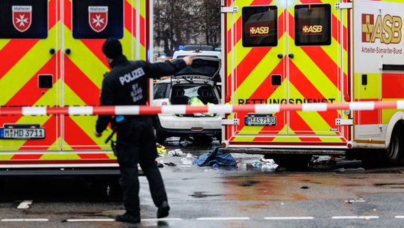 13.02.2025, Bayern, München: Rettungskräfte stehen in der Nähe des Einsatzortes. In der Münchner Innenstadt ist ein Fahrzeug in eine Menschengruppe gefahren. © Matthias Balk/dpa Foto: Matthias Balk