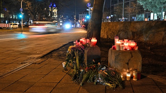 Blumen und Kerzen stehen in der Münchner Innenstadt in der Nähe des Stiglmaierplatzes, wo ein Auto in einen Demonstrationszug gefahren ist. Mehrere Menschen wurden zum Teil schwerstverletzt. © Felix Hörhager/dpa 