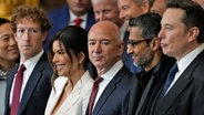 Mark Zuckerberg, Jeff Bezos, Sundar Pichai und Elon Musk stehen als Gäste bei der Amtseinführung von US-Präsident Trump nebeneinander. © dpa bildfunk/AP Pool Foto: Julia Demaree Nikhinson