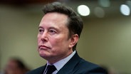 Elon Musk schaut in die Ferne. © Allison Robbert/AFP Pool via AP/dpa 