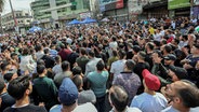 Viele Palästinenser stehen dichtgedrängt auf einer Straße in Nablus im Westjordanland Slogans während einer Demonstration gegen Israel. © dpa-bildfunk Foto: Ayman Nobani