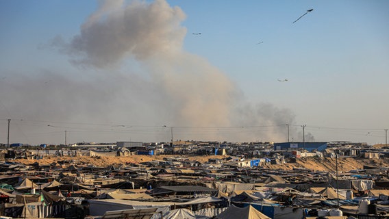 Rauch steigt nach israelischen Luftangriffen in Al-Mawasi westlich der Grenzstadt Rafah auf. (Archivbild) © Rizek Abdeljawad/XinHua/dpa Foto: Rizek Abdeljawad