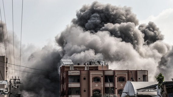 Rauch steigt nach israelischen Luftangriffen in der Region Deir al-Balah in Gaza auf. © picture alliance / Anadolu | Ali Jadallah Foto: Ali Jadallah