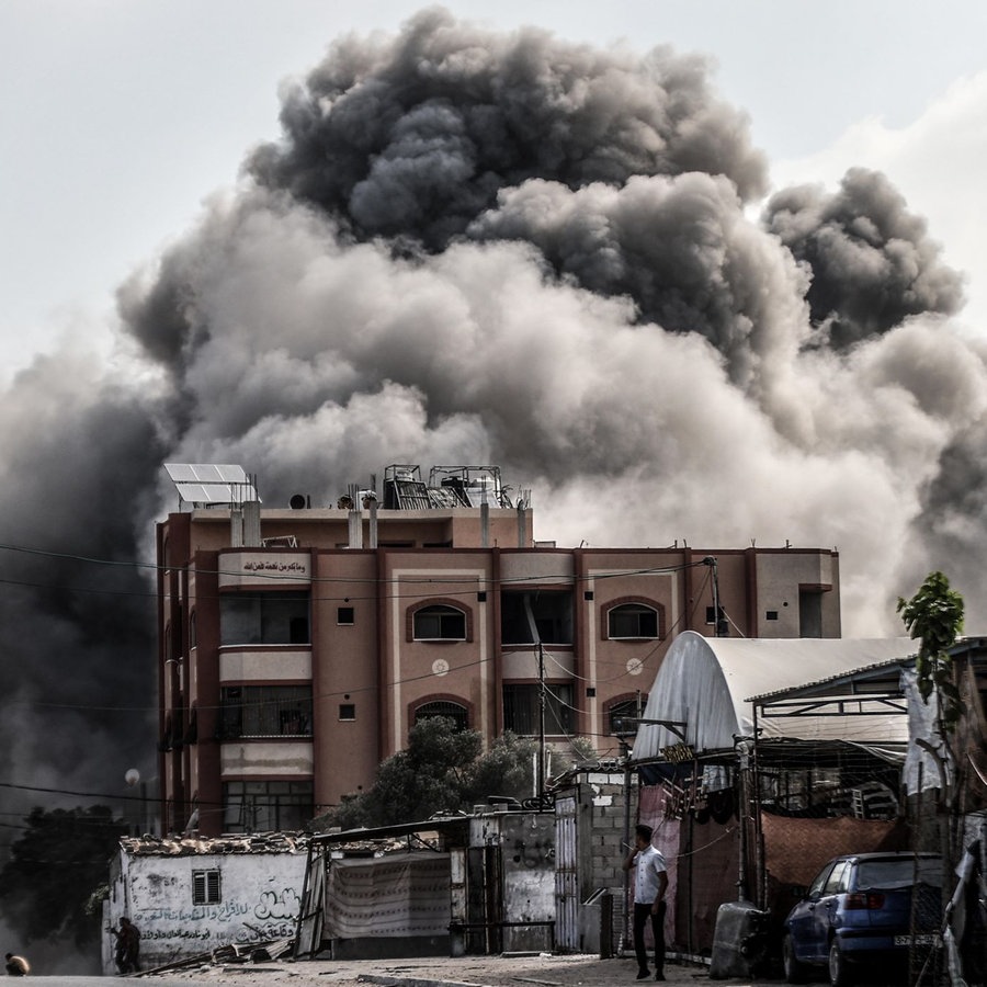 Rauch steigt nach israelischen Luftangriffen in der Region Deir al-Balah in Gaza auf. © picture alliance / Anadolu | Ali Jadallah Foto: Ali Jadallah