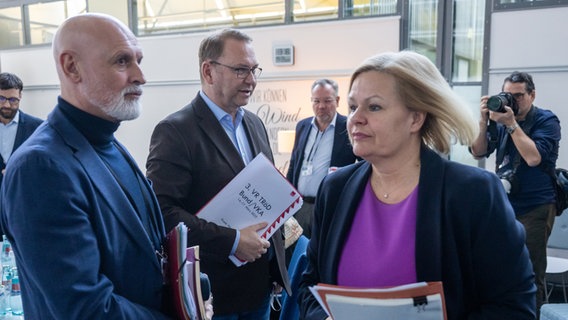 Volker Geyer (l), Verhandlungsführer für den deutschen Beamtenbund (dbb), und Frank Werneke (2.v.l), Vorsitzender der Dienstleistungsgewerkschaft Verdi, und Nancy Faeser (SPD), Bundesinnenministerin bei den Tarifverhandlungen für den öffentlichen Dienst. © dpa Foto: Christophe Gateau