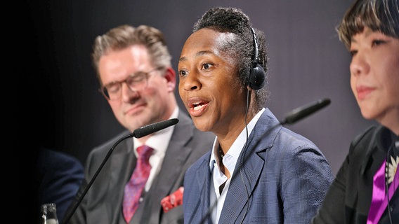 Naomi Beckwith, die künstlerische Leiterin der documenta 16, bei einer Pressekonferenz in Kassel. © Imago/epd Foto: Andreas Fischer