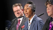 Naomi Beckwith, die künstlerische Leiterin der documenta 16, bei einer Pressekonferenz in Kassel. © Imago/epd Foto: Andreas Fischer