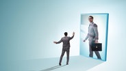Ein Mann im Anzug betrachtet sich als erfolgreichen Geschäftsmann in einem vergrößerten Spiegel. © picture alliance / Zoonar | Elnur Amikishiyev 