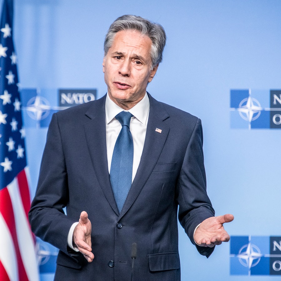 US-Außenminister Anthony Blinken bei einem Besuch bei der NATO in Brüssel auf einem Podium. © dpa picture alliance Foto: Wiktor Dabkowski