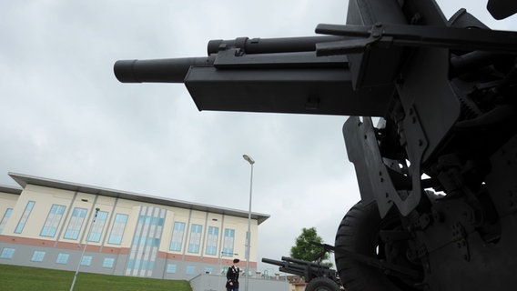 Feldhaubitzen stehen vor dem neuen gebauten Europa-Hauptquartier der US-Armee in Wiesbaden-Erbenheim. © picture alliance/dpa | Arne Dedert Foto: Arne Dedert