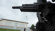 Feldhaubitzen stehen vor dem neuen gebauten Europa-Hauptquartier der US-Armee in Wiesbaden-Erbenheim. © picture alliance/dpa | Arne Dedert Foto: Arne Dedert