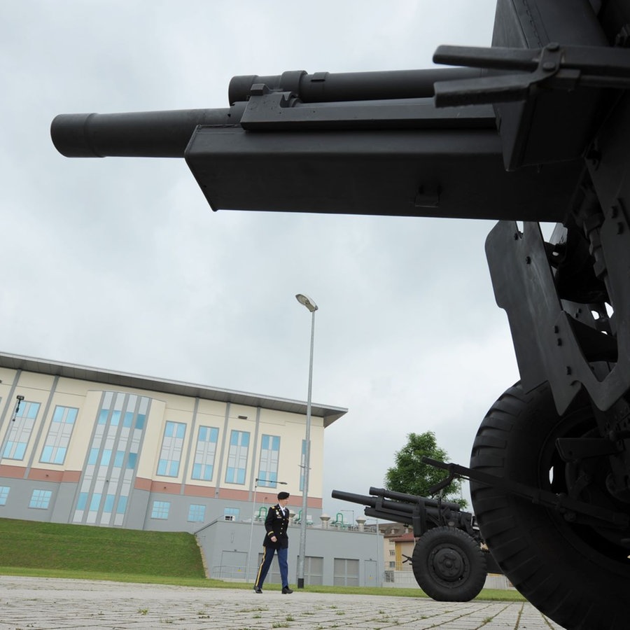 Feldhaubitzen stehen vor dem neuen gebauten Europa-Hauptquartier der US-Armee in Wiesbaden-Erbenheim. © picture alliance/dpa | Arne Dedert Foto: Arne Dedert