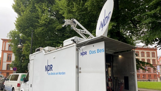 NDR Info sendet Nachrichten live aus Rostock. Der NDR Ü-Wagen mit seiner Satellitenschüssel ist bereit für die Live-Sendung. © NDR Foto: Maximiliane Repp