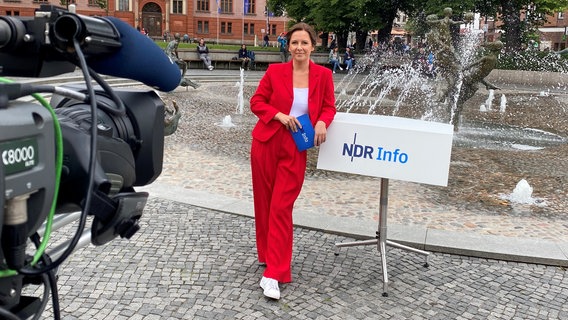 NDR Info sendet Nachrichten live aus Rostock. Moderatorin Romy Hiller wartet auf das Startsignal. © NDR Foto: Maximiliane Repp
