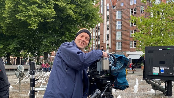NDR Info sendet Nachrichten live aus Rostock. Prod.-Ing. Arne Dammann richtet die Kamera für die Live-Sendung ein. © NDR Foto: Maximiliane Repp