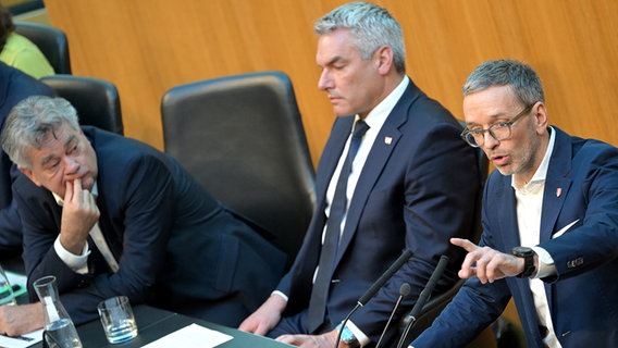 ÖSTERREICH: (v.l.) VK Werner Kogler (G), BK Karl Nehammer (ÖVP) und FPÖ-Chef Herbert Kickl im Rahmen einer Sitzung des Nationalrates. © picture alliance Foto: Roland Schlager