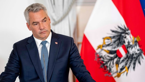 Österreichs Kanzler Karl Nehammer spricht auf einer Pressekonferenz. © picture alliance / ZUMAPRESS.com | Andreas Stroh 