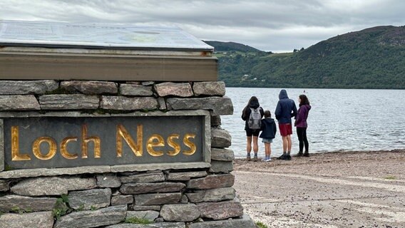 Menschen stehen am Ufer des Sees Loch Ness in Schottland © Benedikt von Imhoff/dpa Foto: Benedikt von Imhoff/dpa