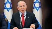 Benjamin Netanjahu, Ministerpräsident von Israel, spricht während einer Kabinettssitzung im Büro des Ministerpräsidenten. © dpa-Bildfunk/EPA Pool/AP Foto: Abir Sultan