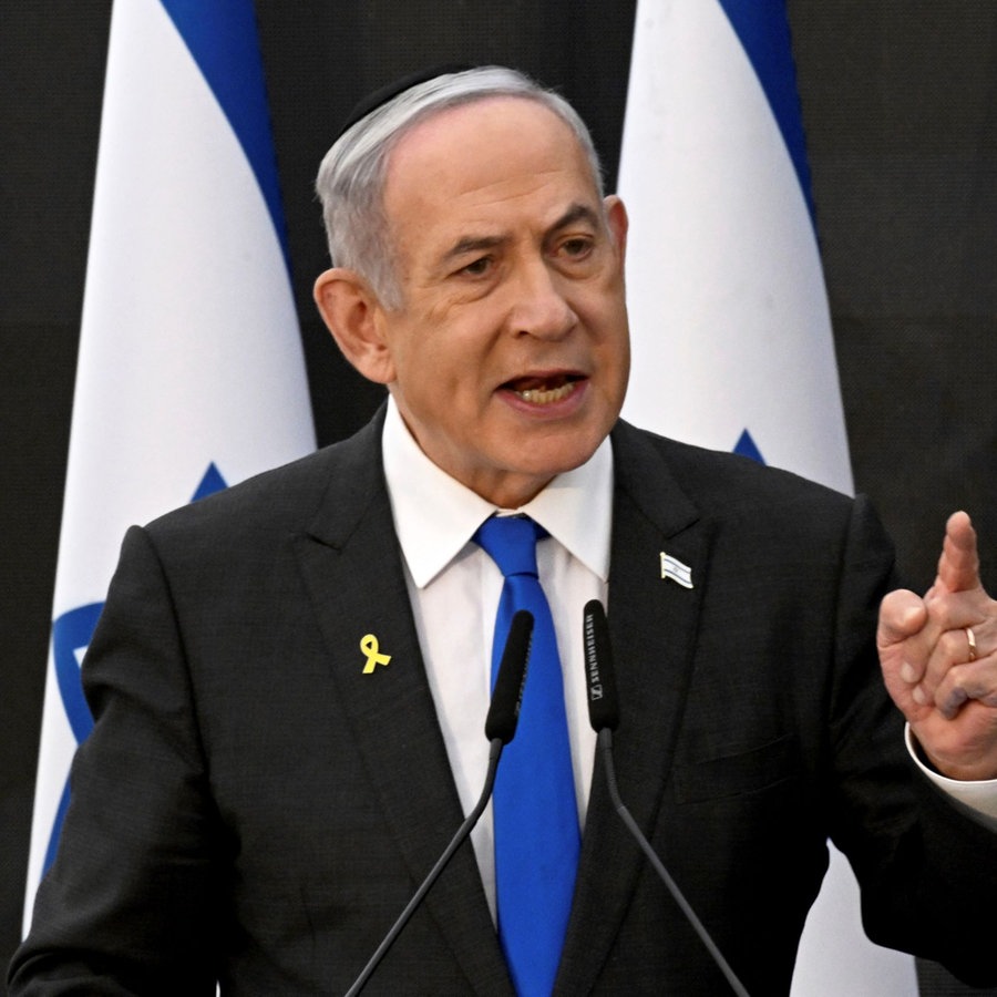 Benjamin Netanjahu, Ministerpräsident von Israel, spricht bei einer Zeremonie zum «Gedenktag für die Gefallenen der israelischen Kriege und die Opfer des Terrorismus». © picture alliance/dpa/Pool UPI/AP | Debbie Hill Foto: Debbie Hill