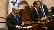 Der israelische Premierminister Benjamin Netanjahu spricht im israelischen Parlament. © Debbie Hill/UPI Pool via AP/dpa 