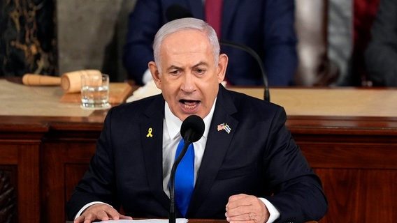 Der israelische Ministerpräsident Benjamin Netanyahu spricht im US-Kongress. © AP Foto: Julia Nikhinson