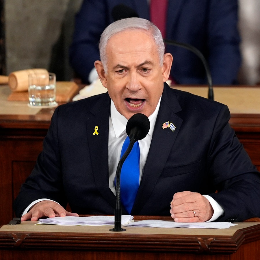 Der israelische Ministerpräsident Benjamin Netanyahu spricht im US-Kongress. © AP Foto: Julia Nikhinson