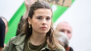 Luisa Neubauer, Sprecherin von Fridays for Future Deutschland, steht bei einer Aktion vor dem niedersächsischen Landtag. © Julian Stratenschulte/dpa 