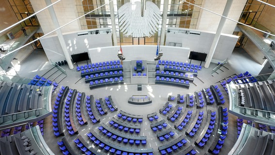 Blick in den Plenarsaal des neuen Bundestages vor der konstituierenden Sitzung mit der neuen Sitzordnung mit der AfD (l-r), CDU/CSU, Bündnis 90/Die Grünen, SPD und der Partei Die Linke. © dpa Bildfunk 