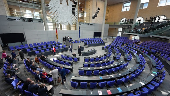 Die ersten Abgeordneten kommen zur konstituierenden Sitzung des neuen Bundestags. © dpa Bildfunk Foto: Michael Kappeler