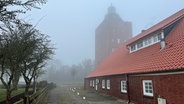 Nebel zieht um den Leuchtturm auf der Insel Neuwerk. © Balthasar Hümbs / NDR Foto: Balthasar Hümbs