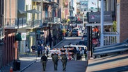 Die Polizei von New Orleans und Bundesbeamte untersuchen einen mutmaßlichen Terroranschlag auf der Bourbon Street. © Chris Granger/The Times-Picayune/The New Orleans Advocate/AP/dpa 