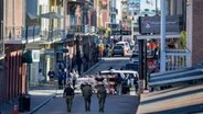 Die Polizei von New Orleans und Bundesbeamte untersuchen einen mutmaßlichen Terroranschlag auf der Bourbon Street in New Orleans. © Chris Granger/The Times-Picayune/The New Orleans Advocate/AP/dpa 