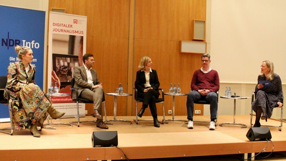 Moderatorin Christiane Uebing mit ihren Gästen auf dem Diskussions-Panel der NDR Info NewsFair in Hamburg-Lokstedt: Svea Eckers, Christopher Buschow, Simone Schicketanz und Roman Rusch (v.l.n.r.). © NDR Foto: Jenny von Gagern