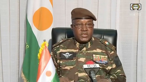 General Abdourahmane Tchiani bei einer Ansprache. © Uncredited/ORTN/AP/dpa 