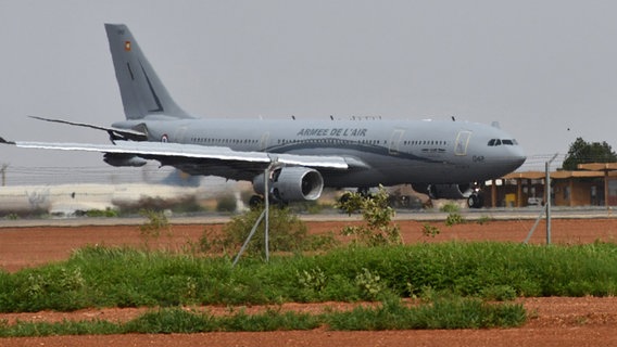 Niger: Ein französicher Airbus der französischen Luftwaffe ist auf dem internationalen Flughafen von Niamey zu sehen. © Generalstab der französischen Armee/dpa 