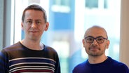 Forscher John Jumper (l.) und Demis Hassabis, CEO von DeepMind Technologies, der KI-Abteilung hinter Gemini, in den Google DeepMind-Büros in London, nach der Verleihung des Nobelpreises für Chemie 2024 © Alastair Grant/AP 