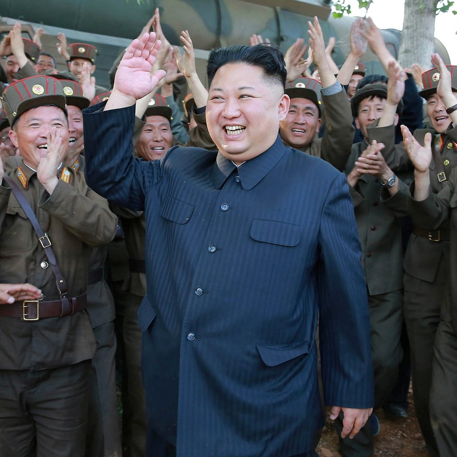 Nordkoreas Machthaber Kim Jong-un lässt sich von Soldaten feiern. © picture alliance / abaca Foto: Balkis Press/ABACA