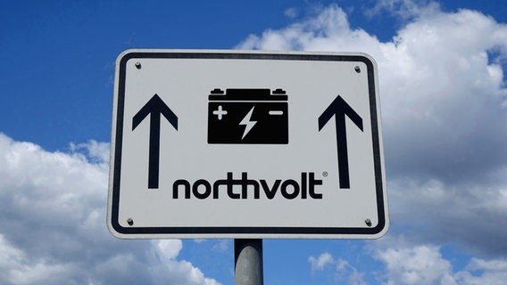 Ein Wegweiser zeigt den Weg zur Batteriefabrik Northvolt an. © picture alliance / ZB Foto: Sascha Steinach