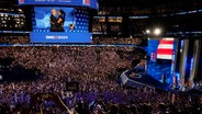 Der ehemalige US-Präsident Barack Obama und die ehemalige First Lady Michelle Obama während der Democratic National Convention. © Morry Gash/AP/dpa 