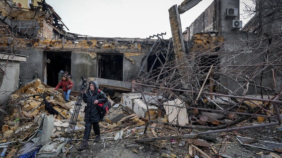 Journalisten filmen zerstörtes Gebäude in Odessa nach Drohnenangriff © dpa-Bildfunk Foto: Kay Nietfeld/dpa
