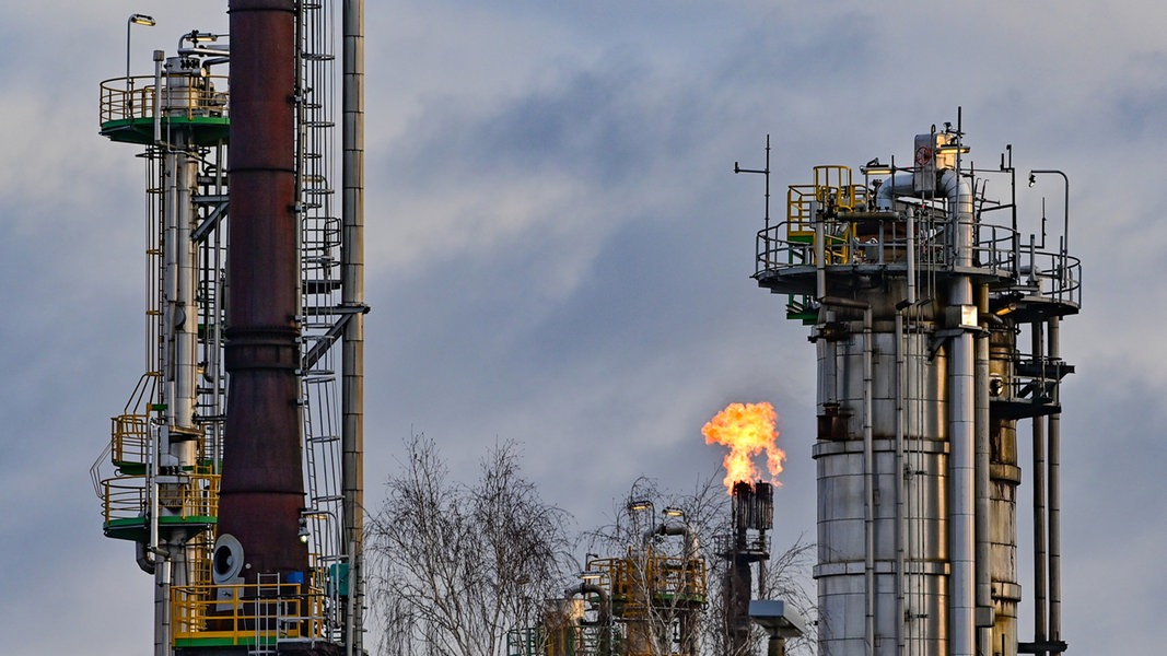 Brandenburg, Schwedt: In der PCK-Raffinerie GmbH wird überschüssiges Gas in der Rohölverarbeitungsanlage verbrannt. 