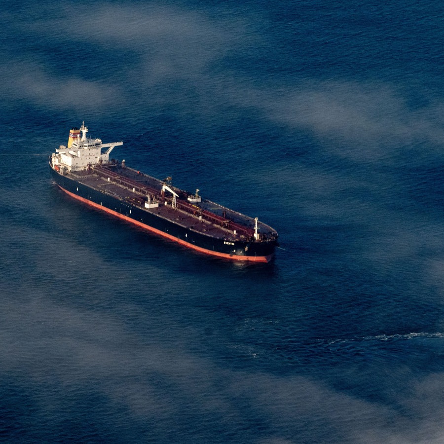 Der manövrierunfähige Tanker "Eventin" liegt zwischen Binz und Sassnitz auf der Reede Sassnitz. © picture alliance/dpa | Foto: Stefan Sauer