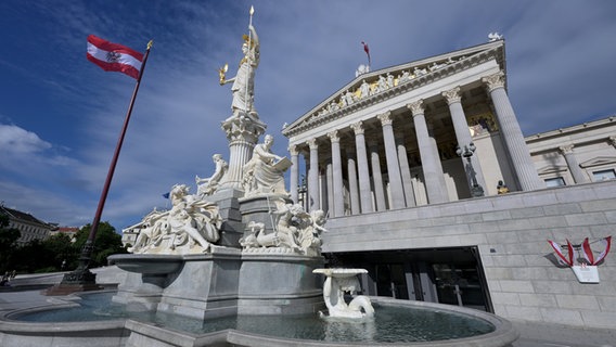 Das Parlamentsgebäude auf der Wiener Ringstraße. © Roland Schlager/APA/dpa 