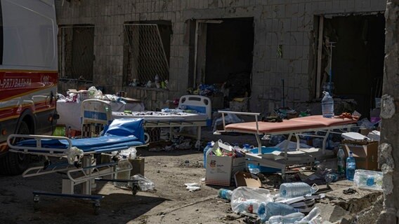 Krankenhausbetten stehen vor dem Kinderkrankenhaus von Okhmatdyt, das am Montag von russischen Raketen getroffen wurde. © picture alliance Foto: Anton Shtuka
